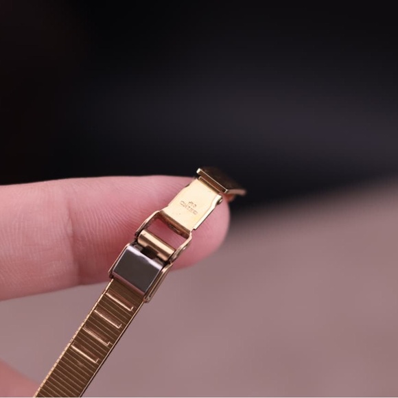 Vintage 1980 Seiko Octagon 2320-5680 Women’s Watch
Gold-Plated Mesh Bracelet - Picture 8 of 9